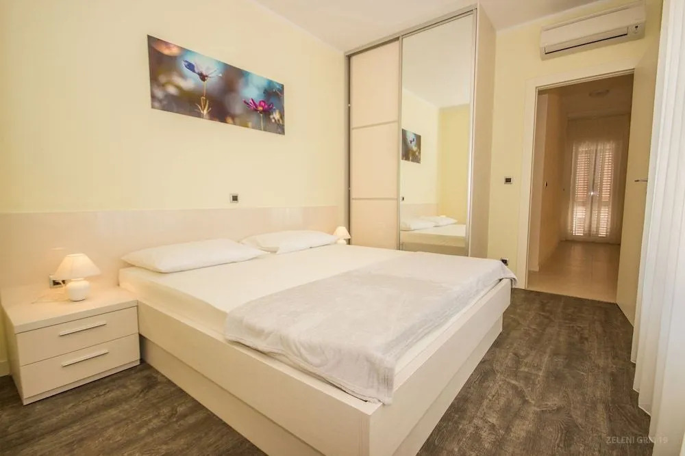 Villa Aurelia by Domus Mirus - Rooftop Cinema & Pool & 6 Minute Walk to Beach