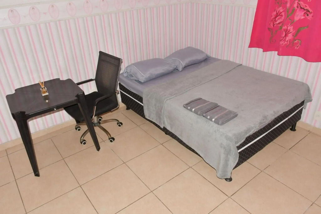 Quarto em residência tranquila e familiar