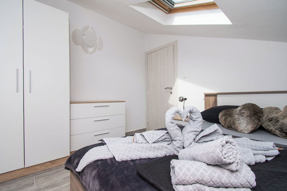 Modern Apartment in Starigrad Paklenica with Barbecue