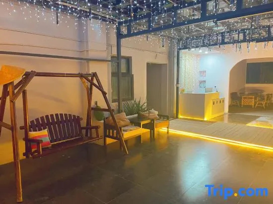 Jinghong Late Summer Hotel