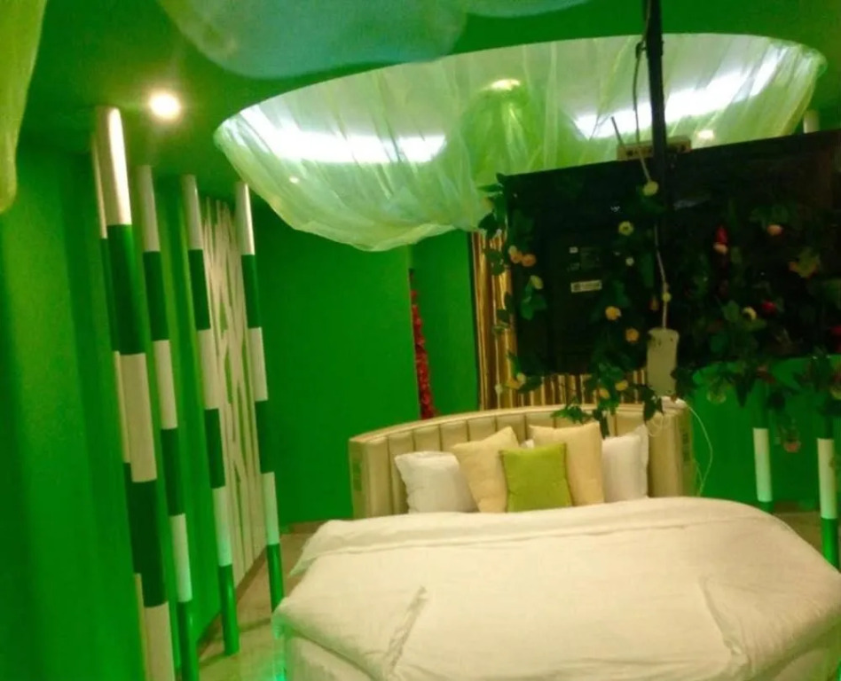 Leaf and Love Theme Hotel