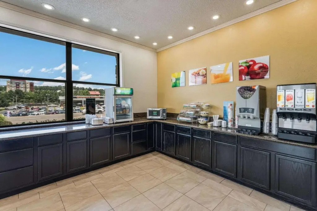 Econo Lodge Inn & Suites