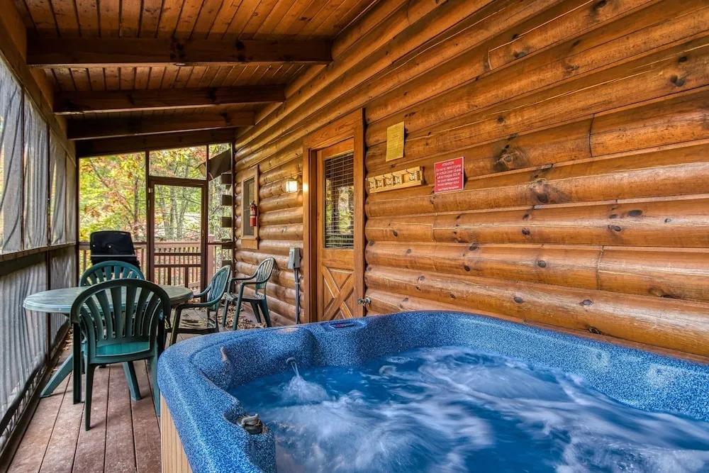 Cuddlin' Up, Er209 - Luxury At Its Finest And Location That Can't Be Beat! 2 Bedroom Cabin by RedAwning