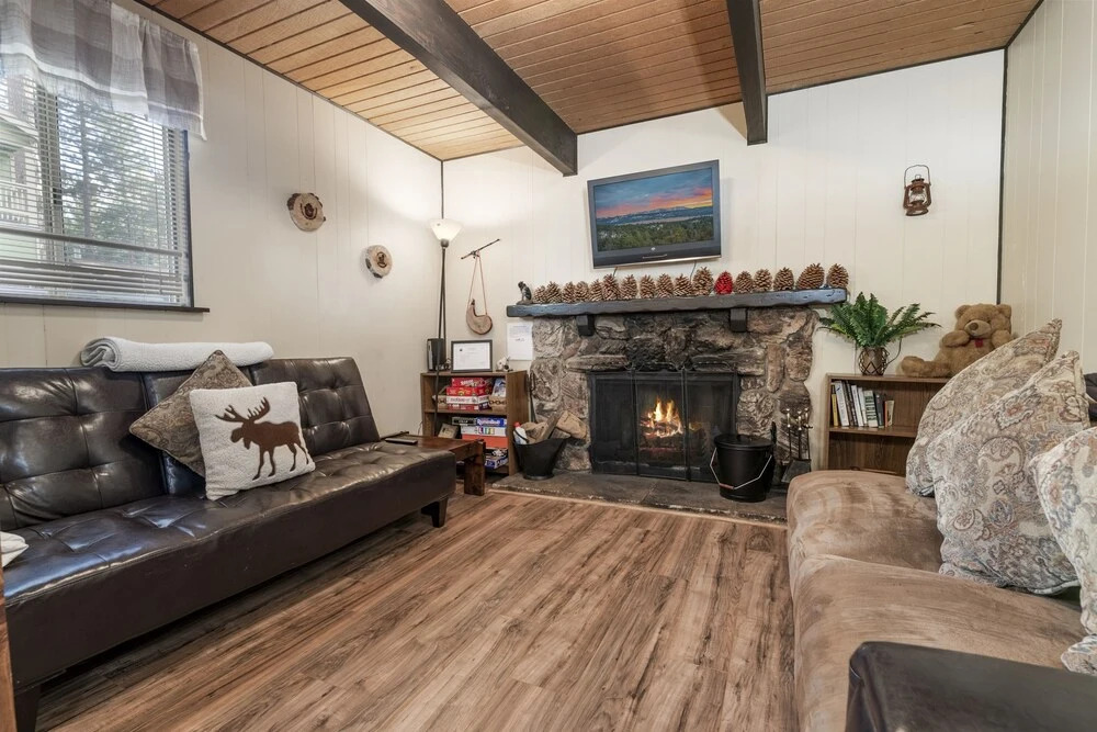 Pinecone Cabin - Cozy And Charming Cabin In A Prime Location! Beautiful Wood Burning Fireplace! 2 Bedroom Home