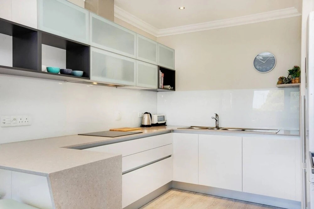 Stylish 2 Bedroom Apartment in Camps Bay Asilvertide