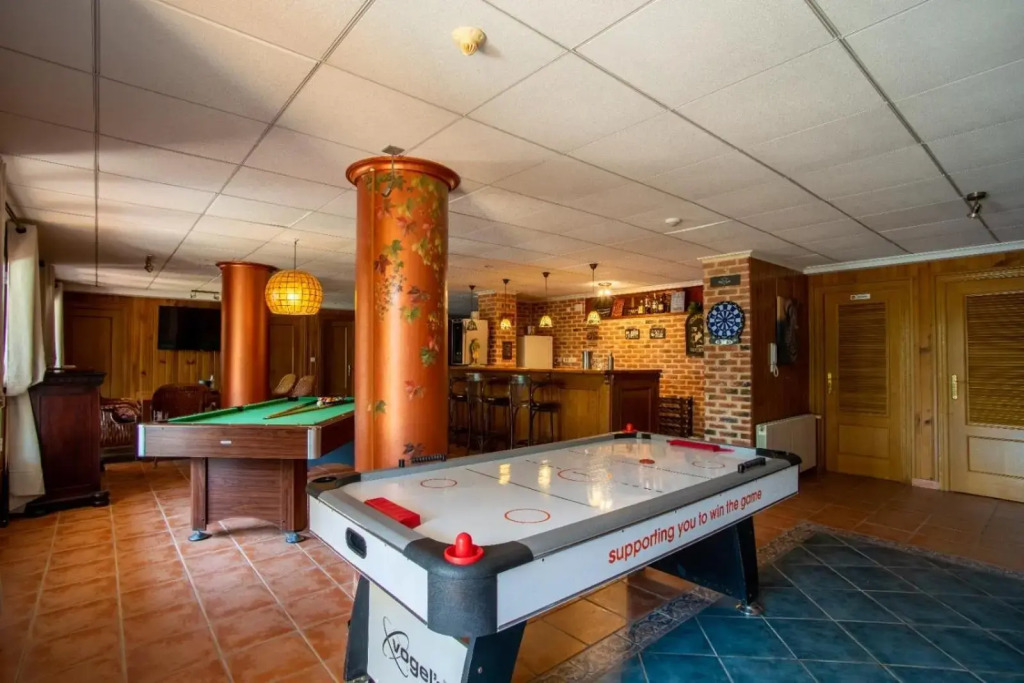 9 Bedroom 5 Star Luxury Villa & Heated Pool for 5 to 28 Guests near Alicante