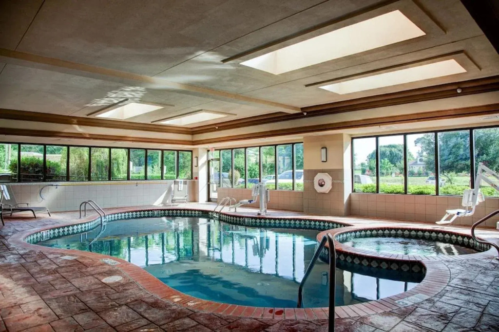 Country Inn & Suites by Radisson, Tyler University Area