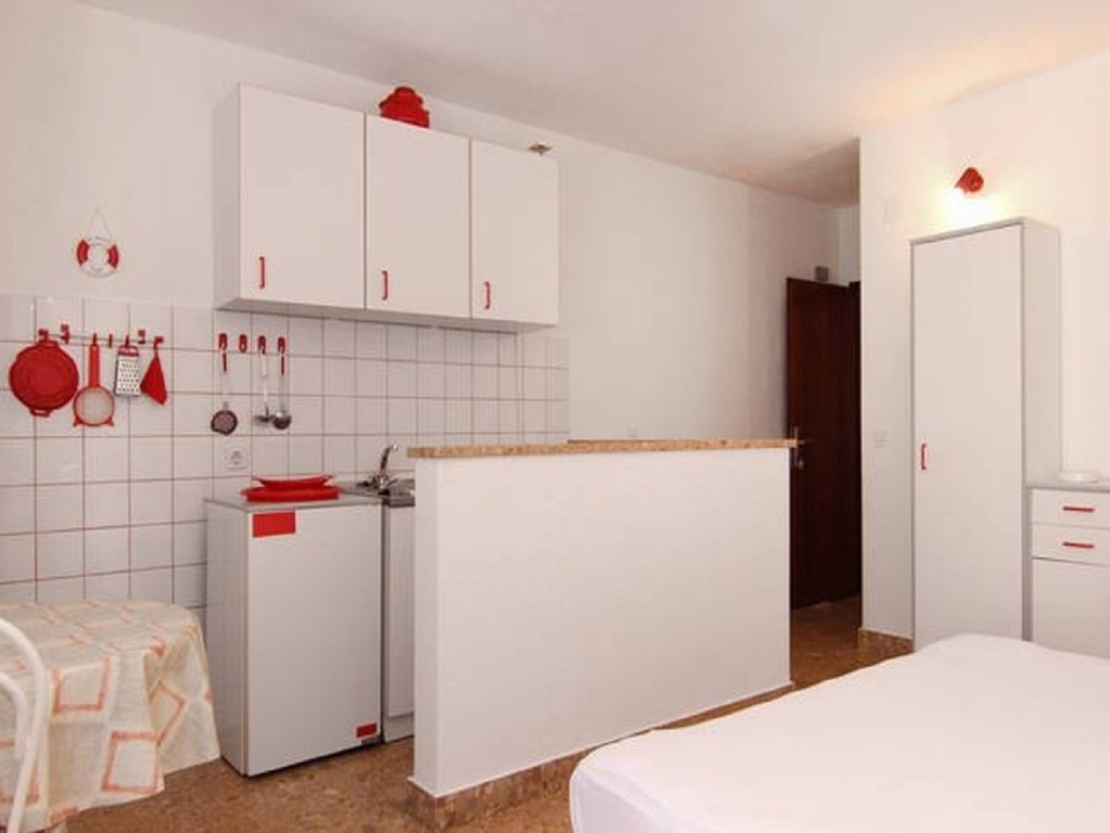 Studio apartment Mat - in a cosy stone house: SA1 Bol, Island Brac