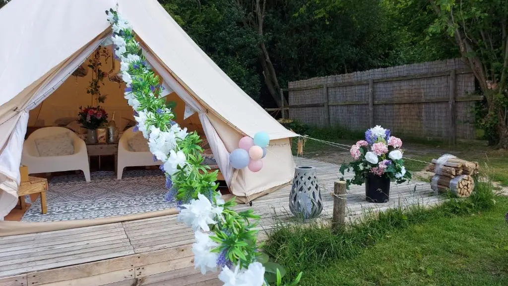 Hopgarden Glamping - Luxury 6m bell tent