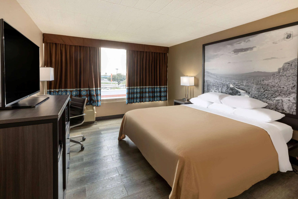 Super 8 by Wyndham Laredo