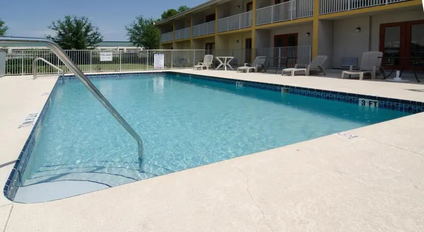 Americas Best Inn & Suites Clearwater