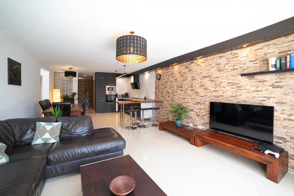 6 Bedroom Luxury Villa 300m from the water front