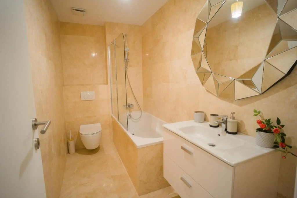 Central 1BR - city view + large balcony + Netflix
