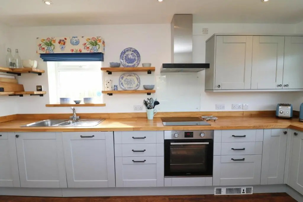 Spacious & modern beach house, 100m to beach