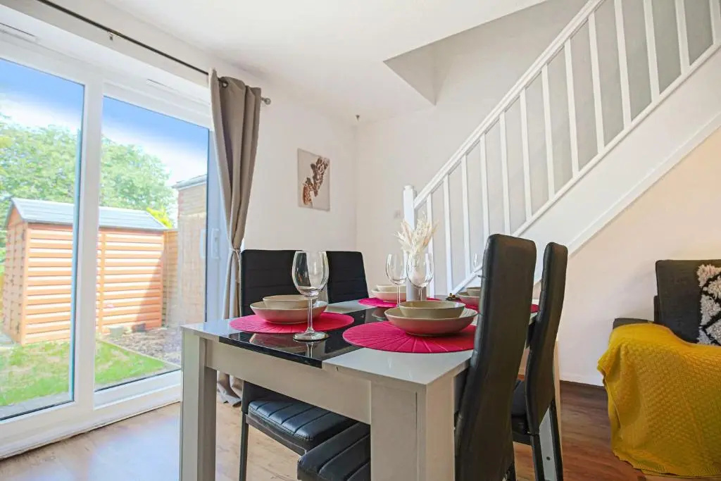Cosy House - 7 minutes drive to City Centre - Fast Wifi, Smart TV with Netflix, Free Parking and Private Garden by Yoko Property
