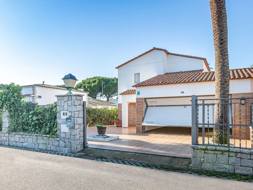 Stylish, Spacious Villa With Private Swimming Pool Walking Distance of the Beach