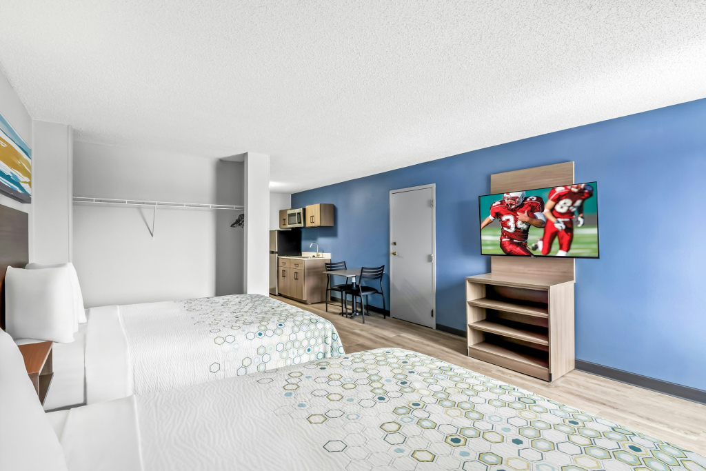 HomeTowne Studios by Red Roof Southfield