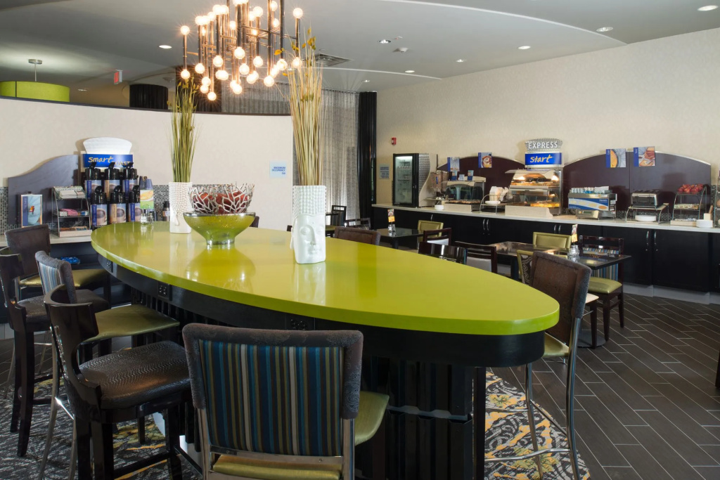 Holiday Inn Express and Suites Kansas City Airport by IHG