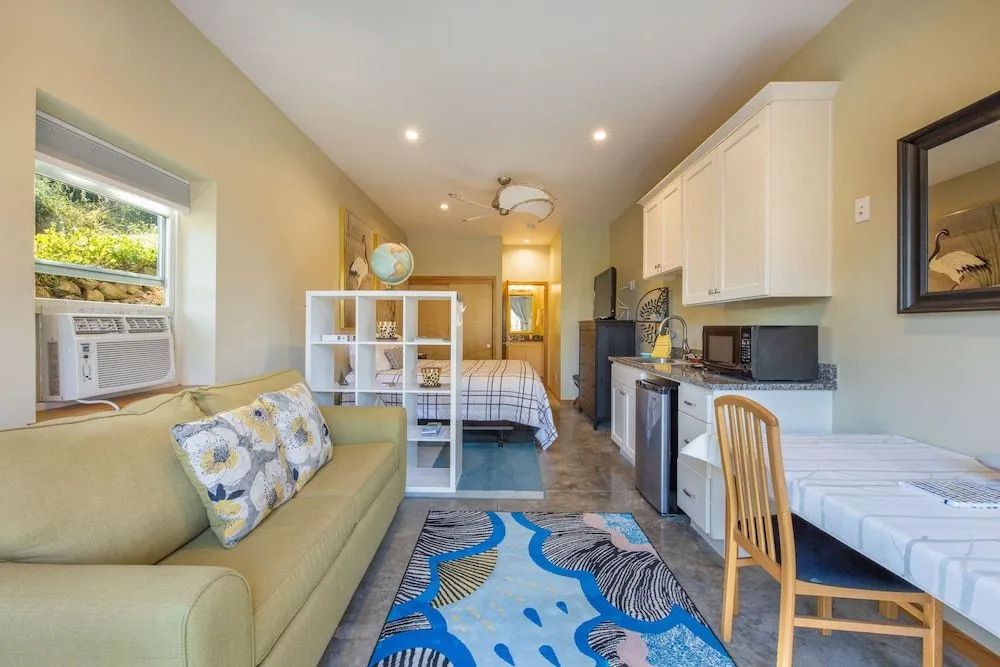 White Cap 1 Bedroom Home by Redawning