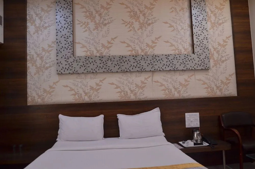 Hotel Sai Sparsh-150 meters from Saibaba temple