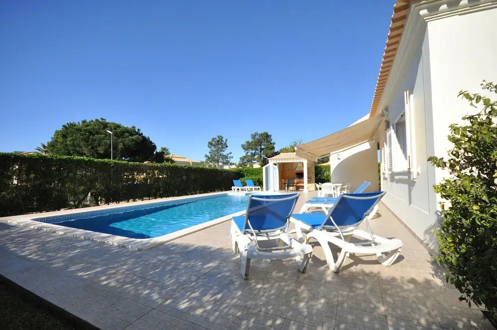 6 Bedrooms, Walking Distance to Amenities, Private Pool, Free AC and Wifi