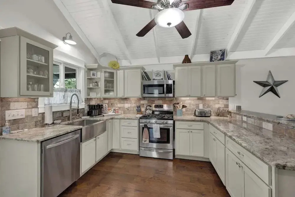 Charming Cottage-3 Mins to Downtown-pet Friendly!
