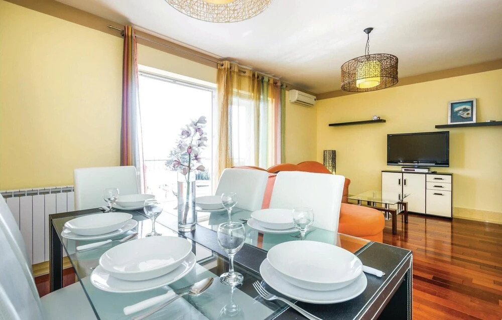 Beautiful Home in Icici With Wifi and 3 Bedrooms