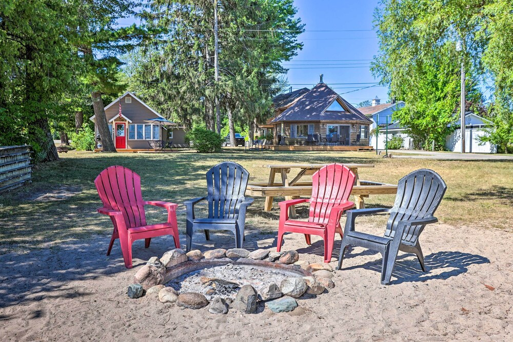 < 1 Mi to Dtwn! Lakefront 'manitou Cottage'