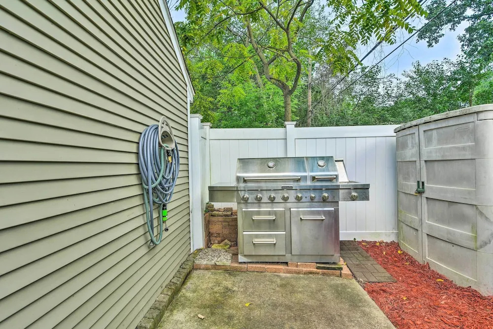 Pet-friendly Taylor Home w/ Backyard Oasis!