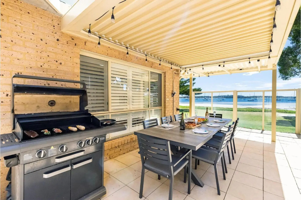 Sandy Beach House - Corlette Waterfront
