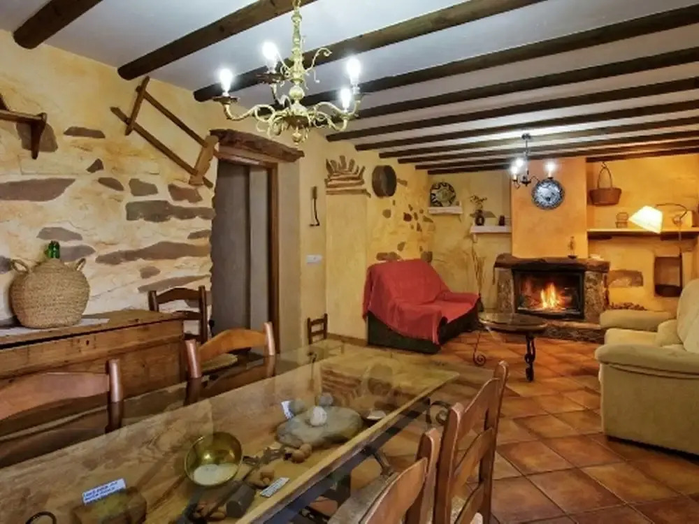 Rustic Mountain Stay, Laroya