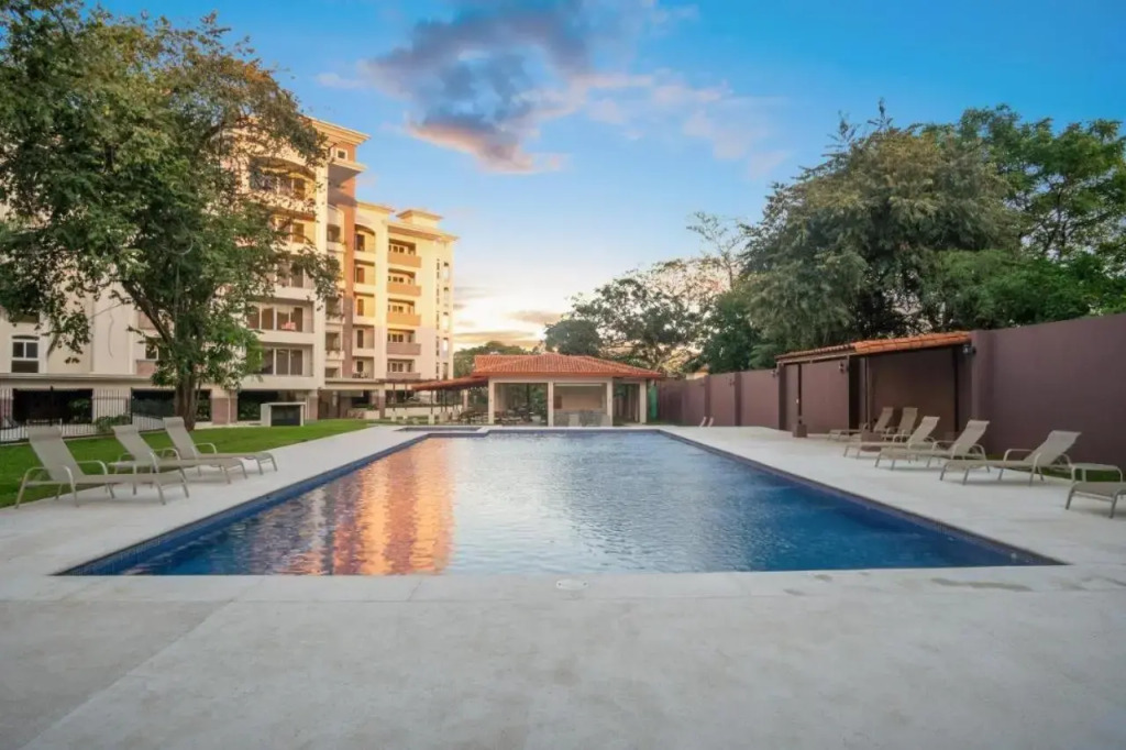 Tropical Luxury 2Bdr condo - Pool view - At the Beach