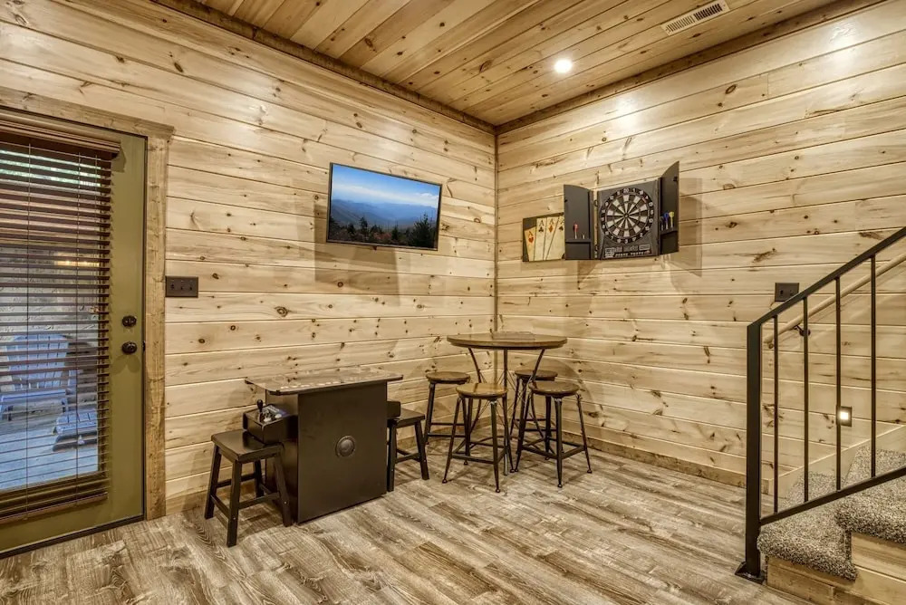 ERN841 - SWEET FEET RETREAT - LOCATION, LOCATION, AND PRIVATE INDOOR POOL! cabin
