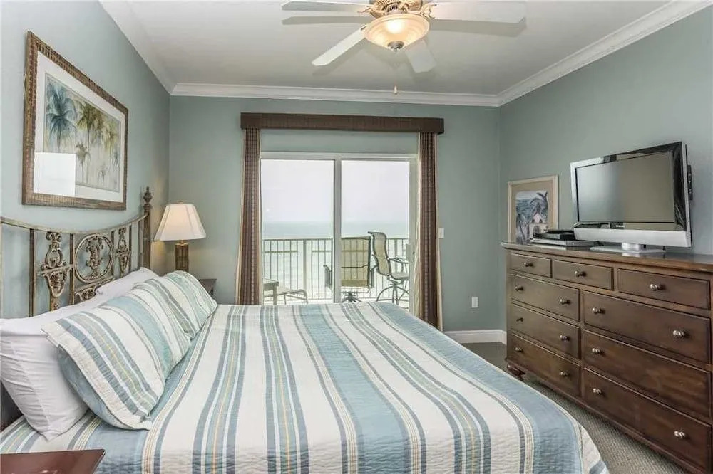 Crystal Shores West 908 - 3 Br condo by RedAwning