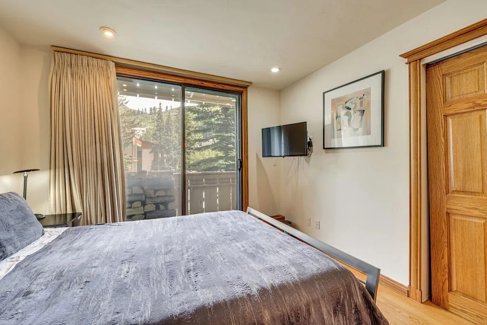 Updated Condo: Walk to Vail Village & Ski Shuttle