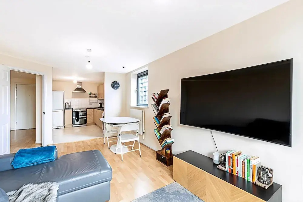 Sleek Flat w/ River Views In Canary Wharf