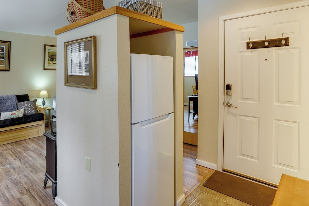 Sunriver Vacation Rental w/ Community Hot Tub!