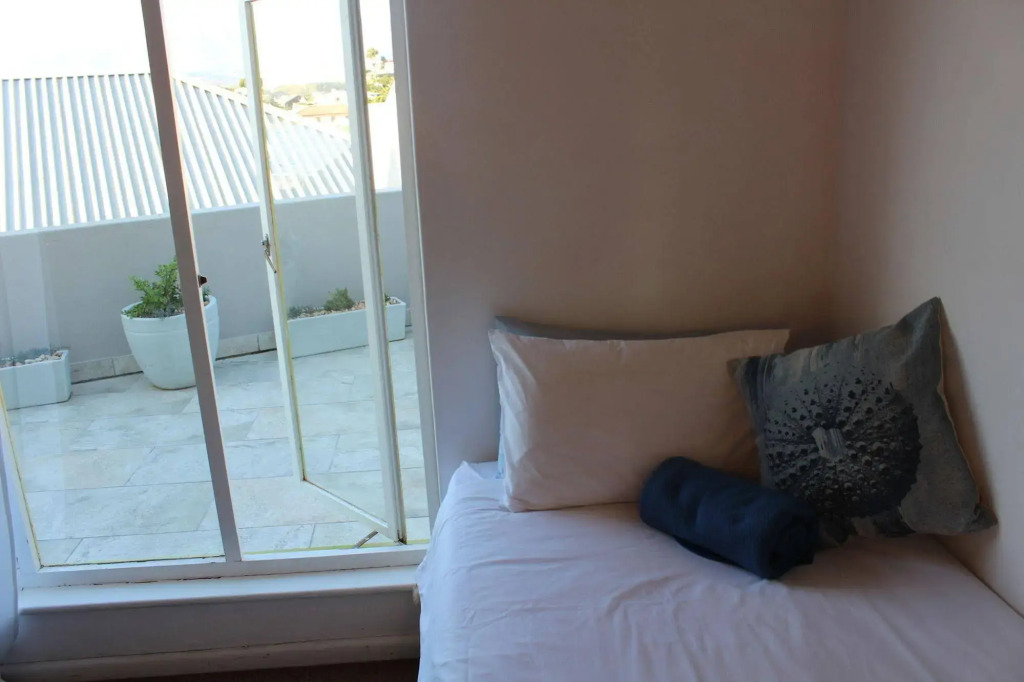 Die Braaihuis- sleeps 6, Large Veranda, Sea Views, Central and Fabulous