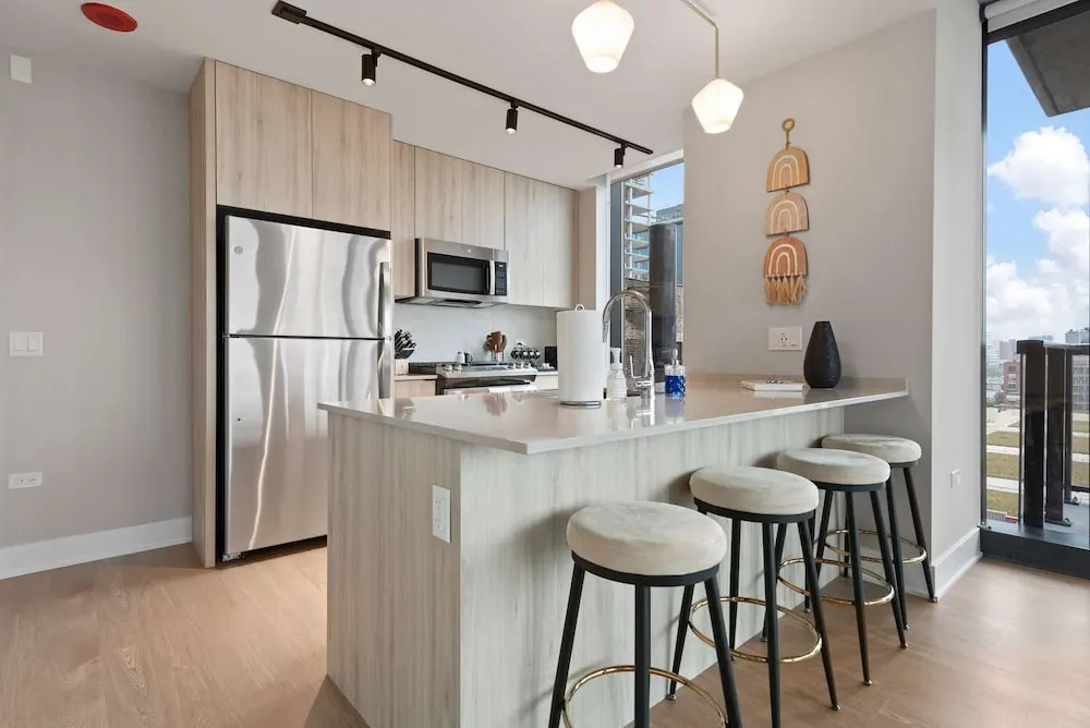 West Loop Duo 2 Stylish 2brs Walk to Dining