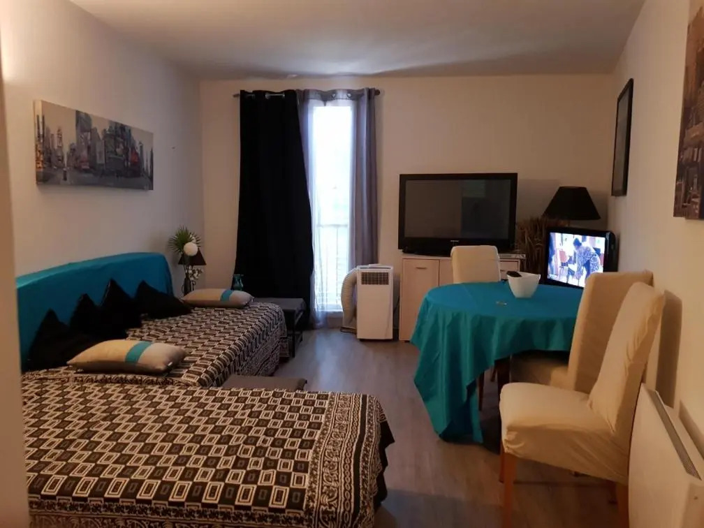 VIEILLE VILLE D AJACCIO POUR 3 PERs A 300M DU PORT ET A 15 MN DE LAEROPORT PROCHES DE PLUS BELLES PLAGES ET TTES COMMODITES A PROXIMITE