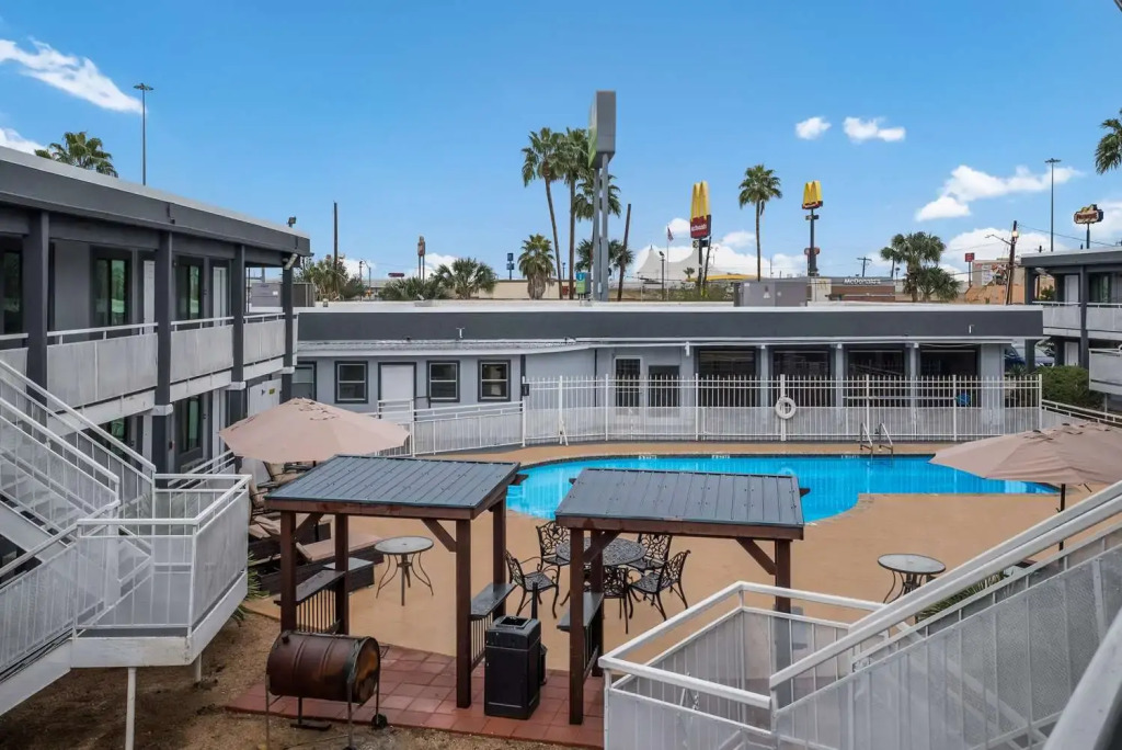 Spanish Trails Inn - Laredo Hotel