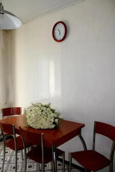 Apartment On Prospekt Kirova з окремими кімнатами та балконом
