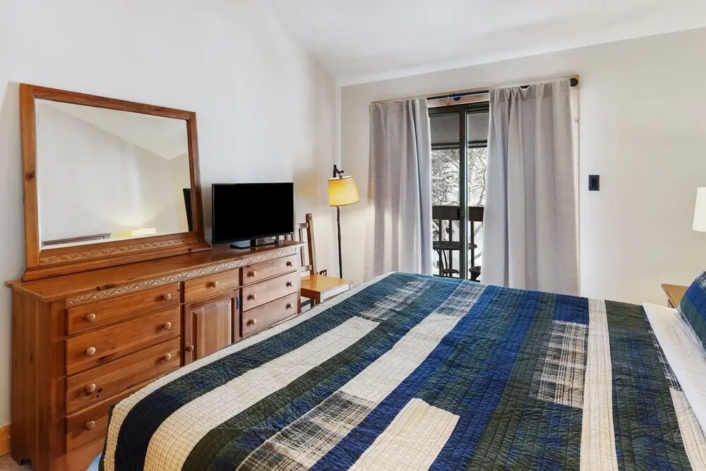 Winterset 8 pet Friendly 4 Bedroom Townhouse by RedAwning