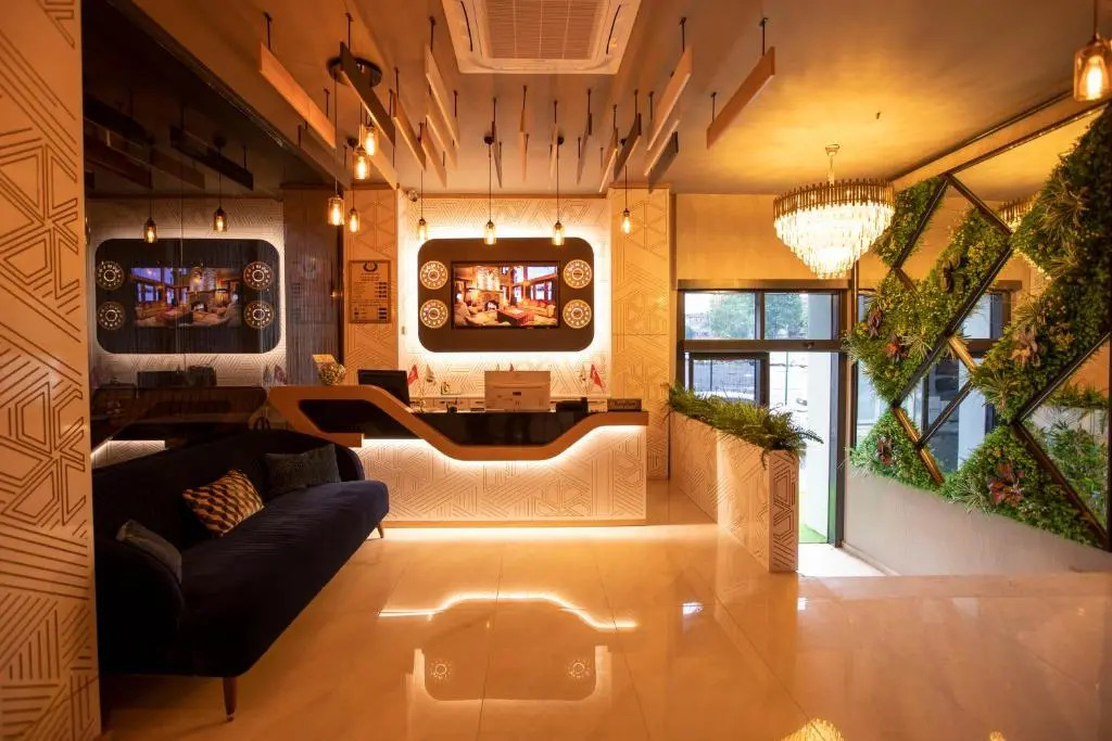 THE GREEN HOTEL