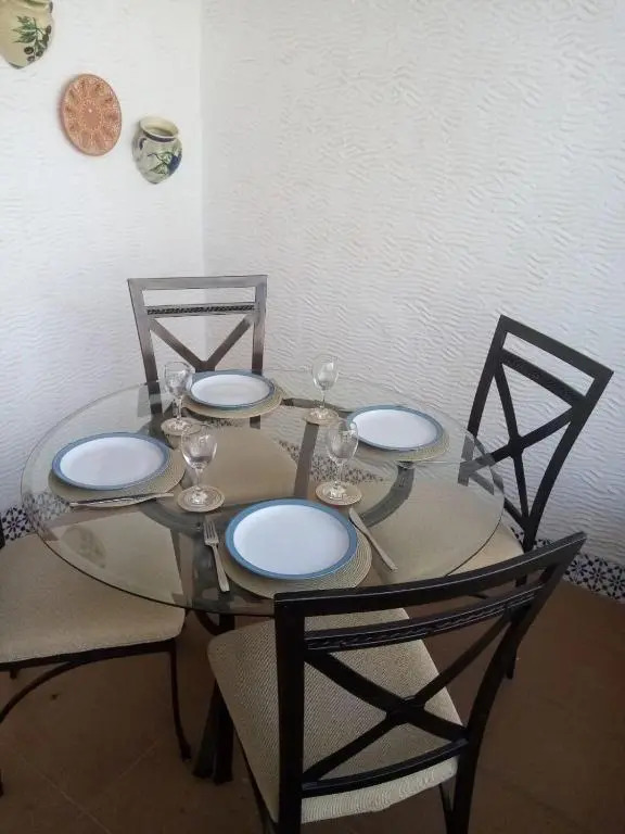 Lovely 2 bedroom house with free parking and pool, near a golf course
