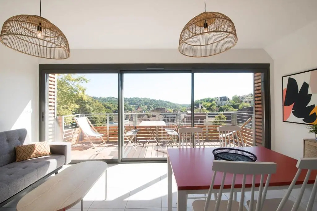 "Le Soleil Levant" avec balcon et parking privé, 2 adultes et 1 enfant