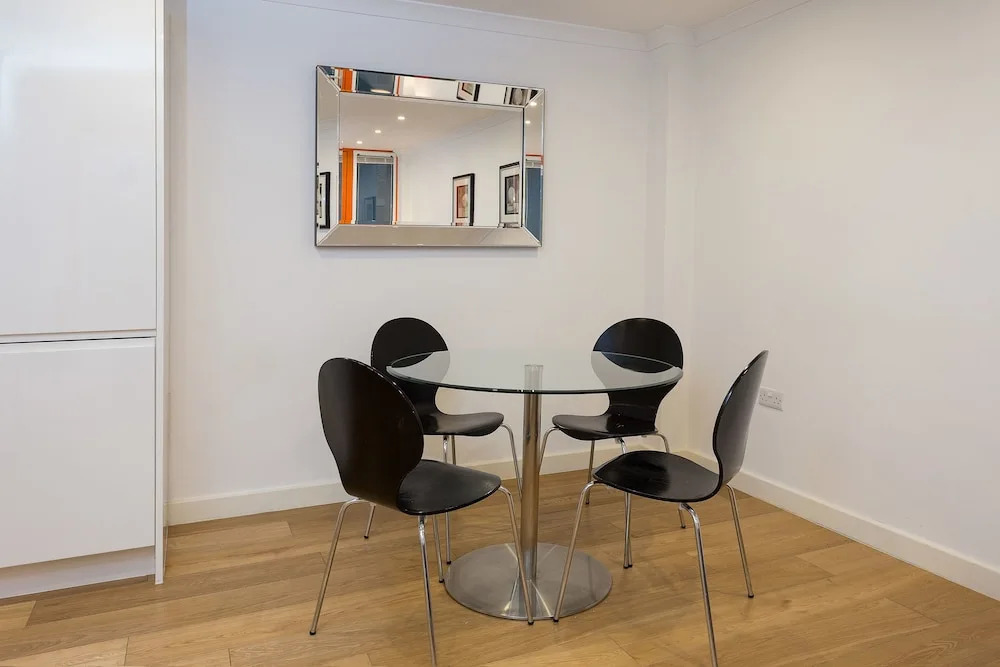 2 Bedroom Flat in Limehouse Sleeps 4 Guests