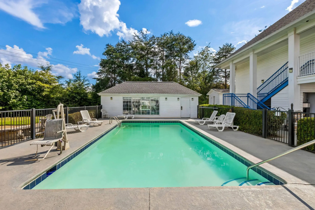 Baymont Inn and Suites - Forest City