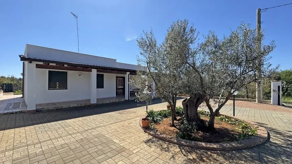 Villa Ulivo Sleeps 7 Garden Close to the sea