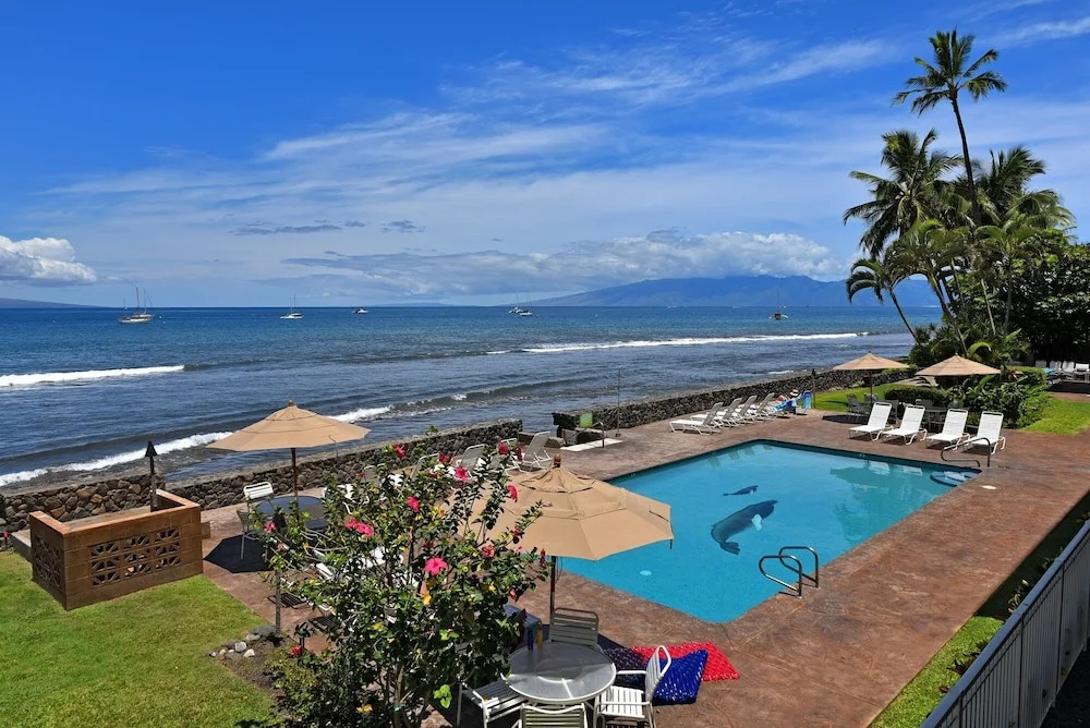 Lahaina Roads #205 1 Bedroom Condo by Redawning